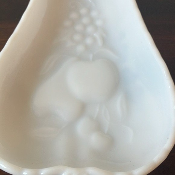 Hazel Atlas: Vintage Pear Shape Milk Glass Snack/ Fruit Dish- Plate- Home Decor - Picture 2 of 16